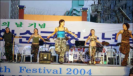 화순에어로빅팀이 청소년축제를 축하하며 에어로빅의 진수를 보여줬습니다. 